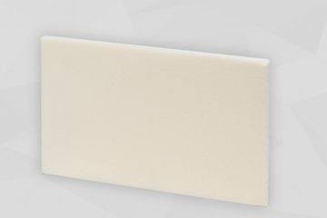 Weiß-gelbliche Dichtungsplatte stehend vor grauem Hintergrund