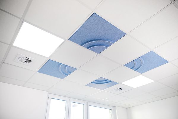 blaue Deckeneinleger mit Wellenmuster in weißer Rasterdecke