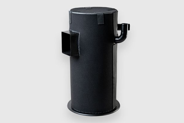 schwarze Verdichterhülle um einen Dummy gewickelt und mit Klettband befestigt