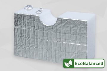 Hellgraue Schaumstoffplatte stehend, mit Aluminiumoberfläche und Wassertropfen auf der Kante