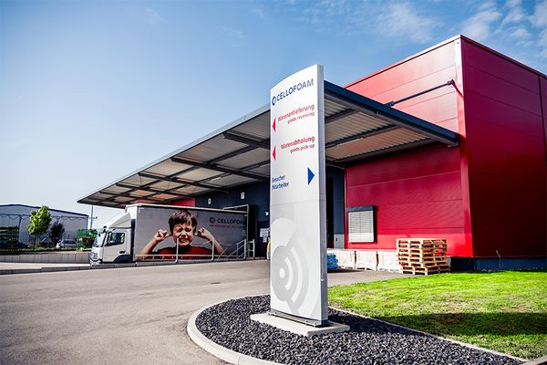 rote Produktionshalle mit Warenausgangsterminal