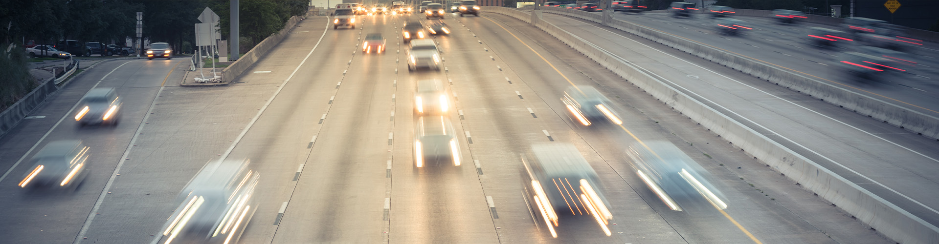 Amerikanische Autobahn mit vielen fahrenden Autos in beide Richtungen